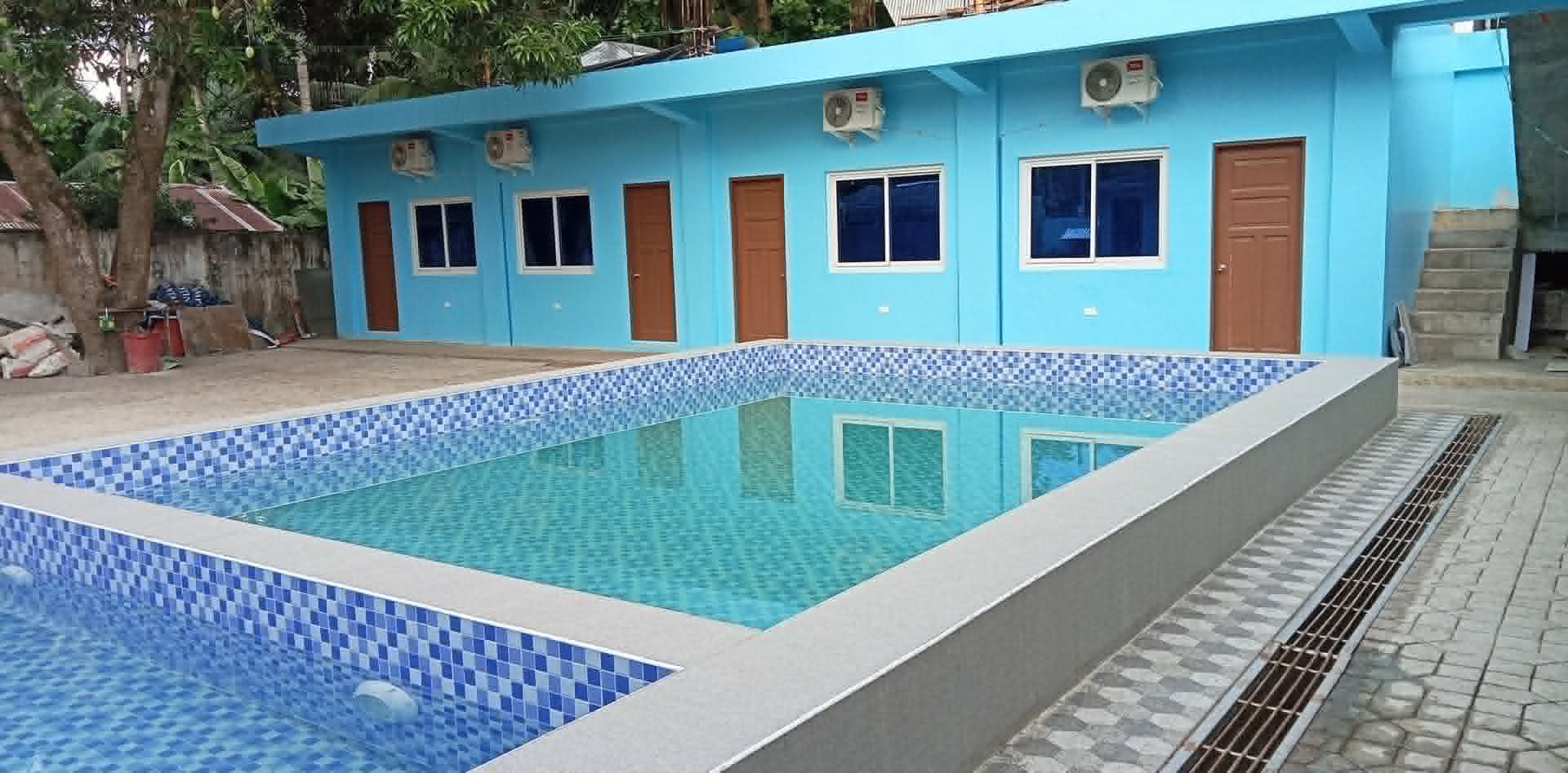 Pool morning view 2